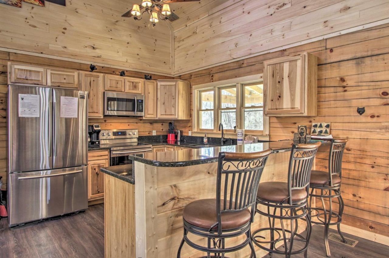 The Phoenix Cabin With Hot Tub In Gatlinburg! Buitenkant foto