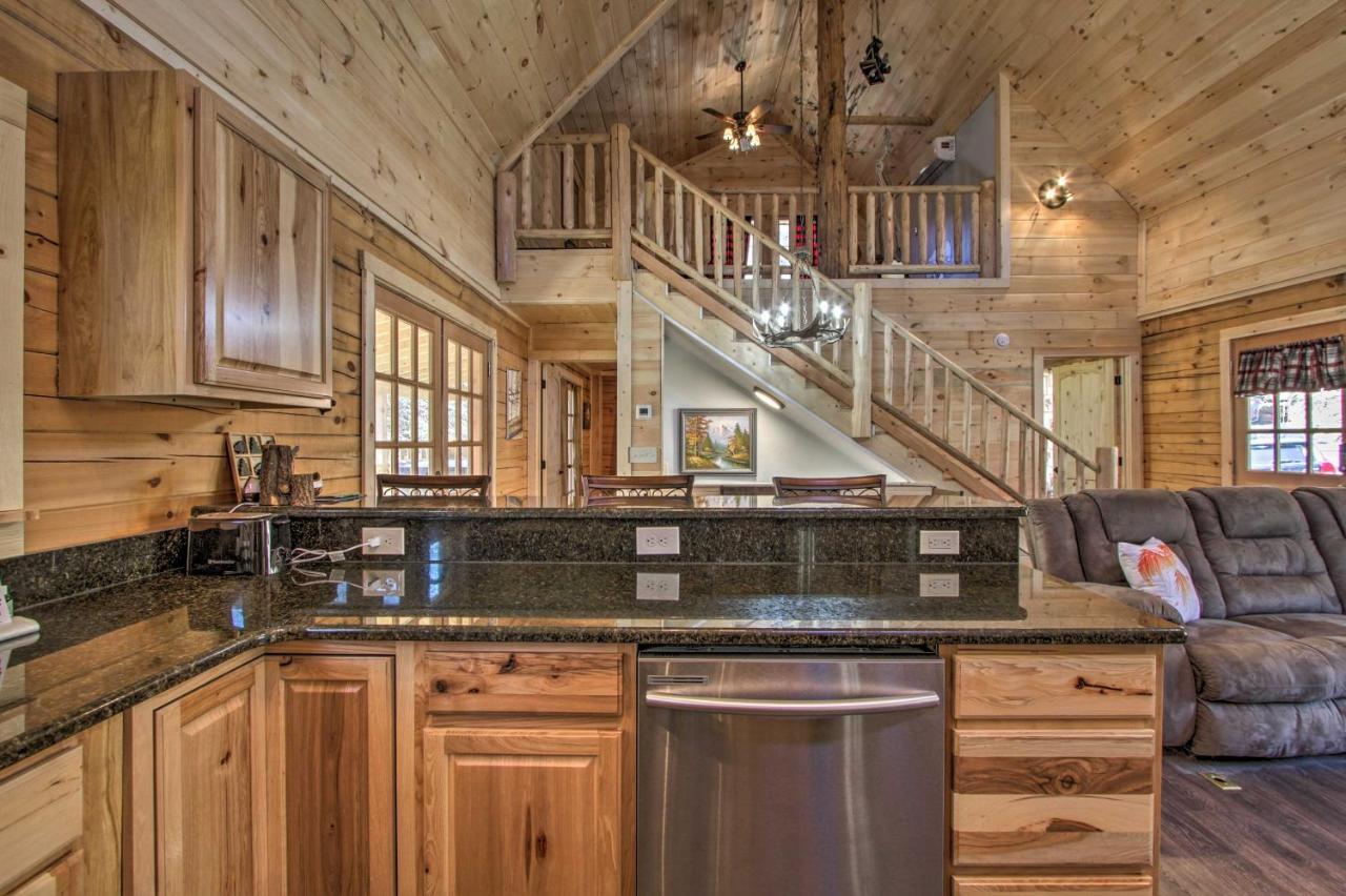 The Phoenix Cabin With Hot Tub In Gatlinburg! Buitenkant foto